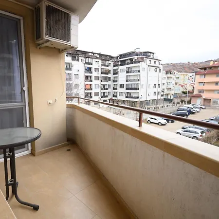 Cozy 2bdr & Peaceful Location & Free Street Parking Благоевград